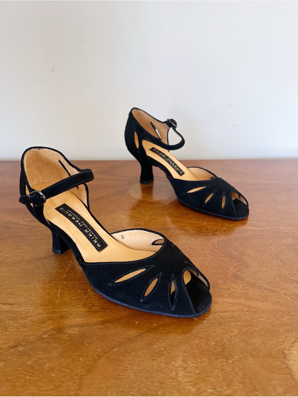 Arika Nerguiz • Melina dance shoes Midnite Suede black cutout heel pump retro
